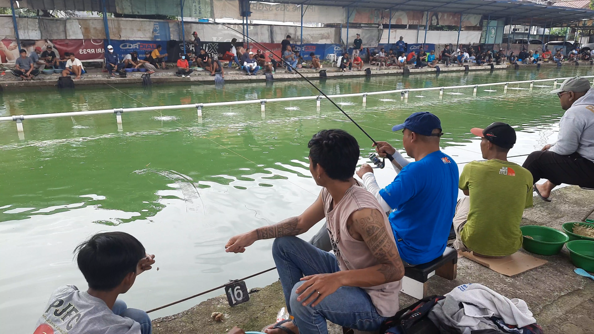 Om Bolang saat memancing