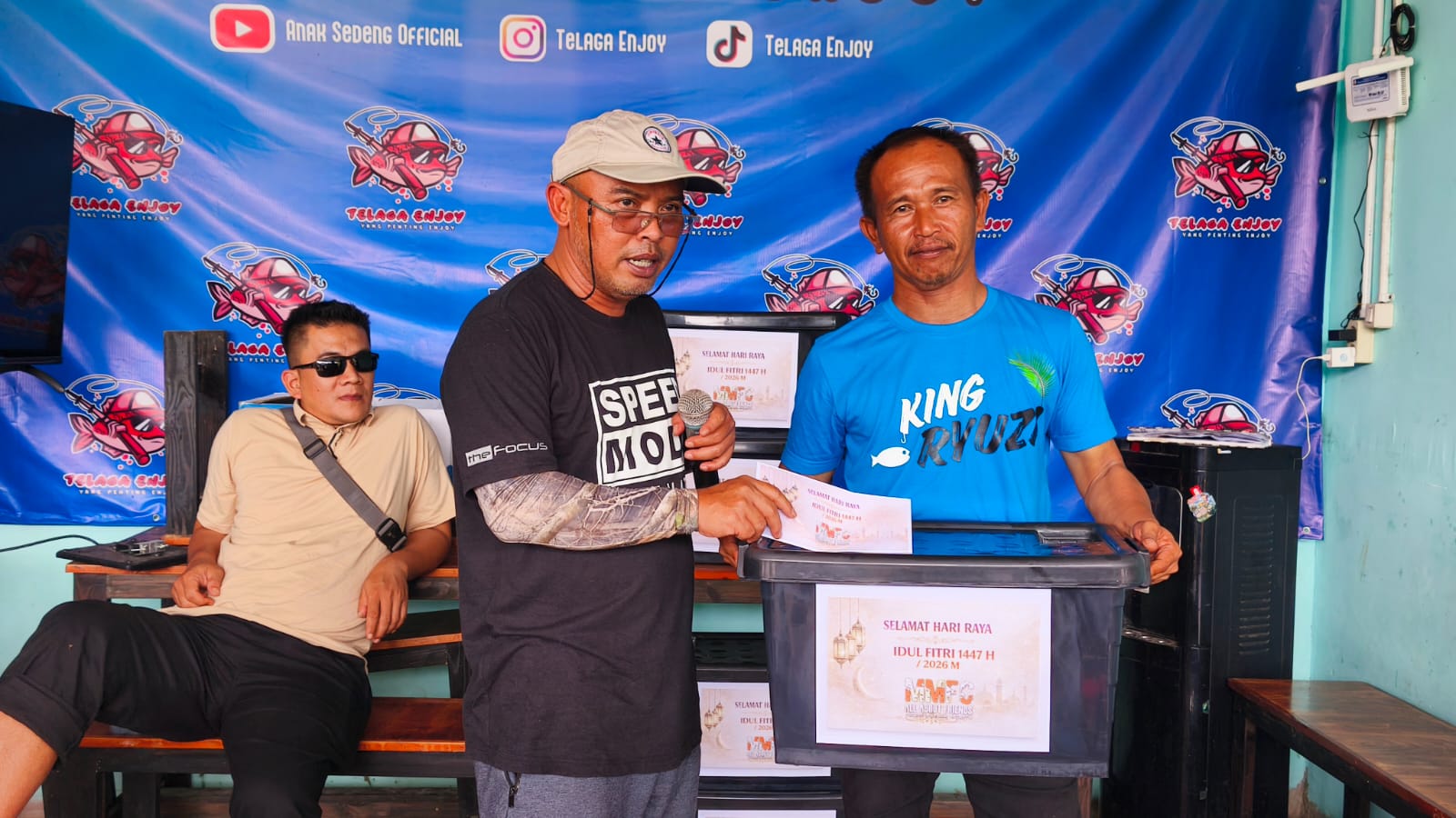 Pak Haji Bolang menyerahkan bingkisan