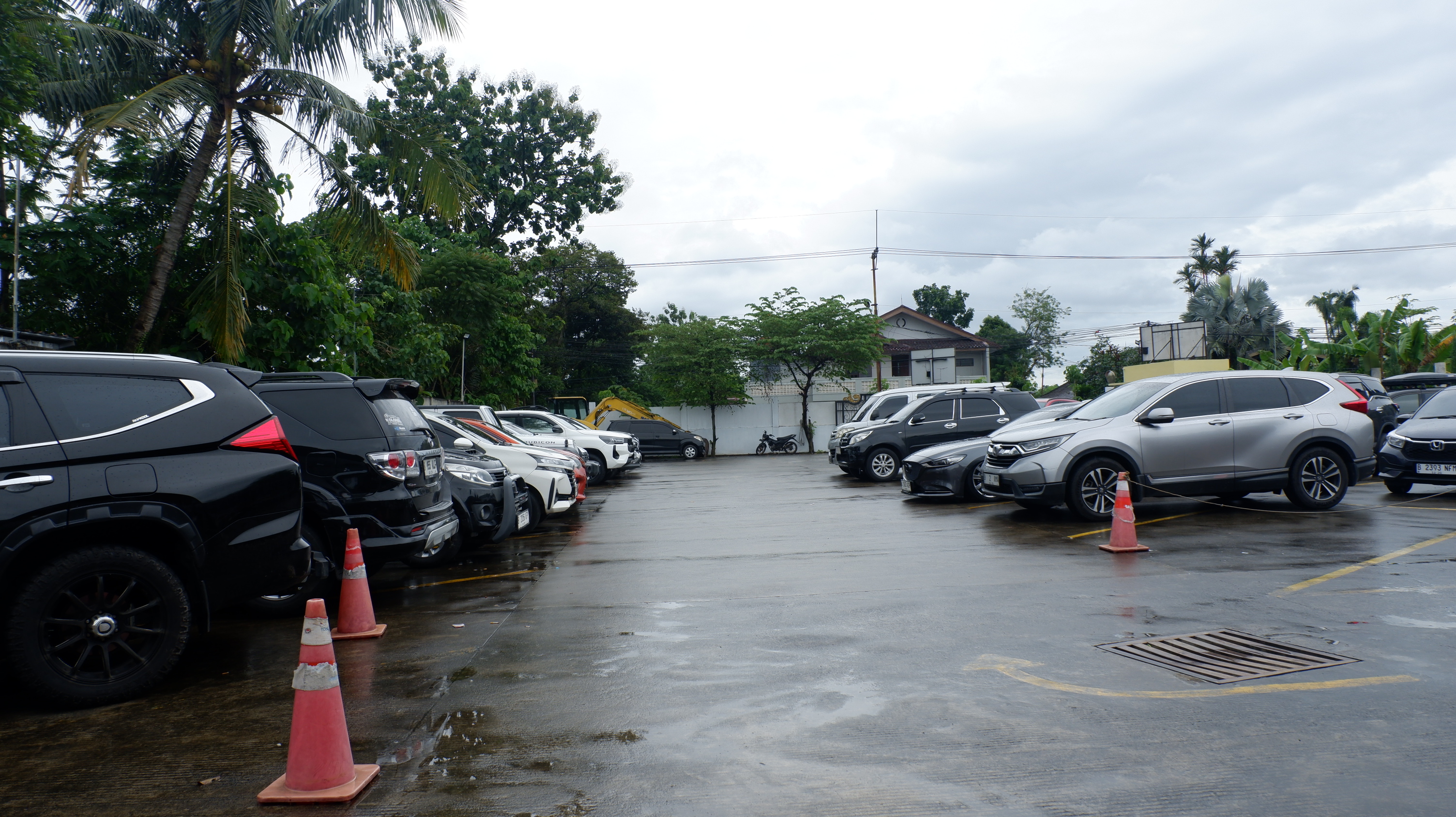 Area parkir Pemancingan Telaga Silet